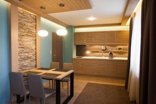 Kuchyň nebo kuchyňský kout v ubytování Amira Boutique Hotel