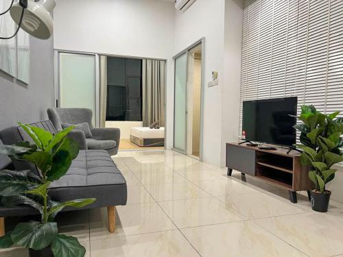 Televisyen dan/atau pusat hiburan di Hush Inn at ITCC Manhattan Suites