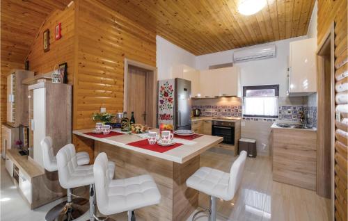 Kuchyňa alebo kuchynka v ubytovaní Two-Bedroom Apartment In Velika Gorica
