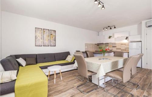 a living room with a couch and a table at Pet Friendly Home In Supertarska Draga in Supetarska Draga