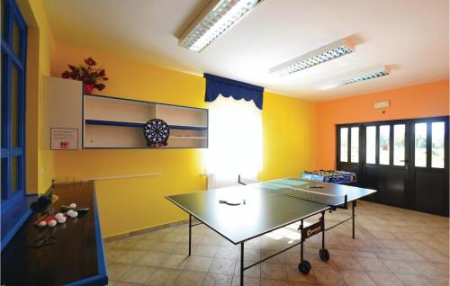 Stolný tenis v ubytovaní Holiday Home Labin Presika Ii alebo v jeho okolí