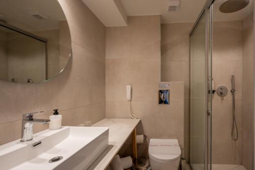 Koupelna v ubytování Minos Hotel