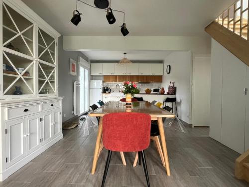 une cuisine et une salle à manger avec une table et des chaises dans l'établissement Maison bord de mer, plage 160m, à Guissény