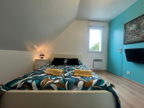 une chambre avec un lit avec deux serviettes dessus dans l'établissement Maison bord de mer, plage 160m, à Guissény