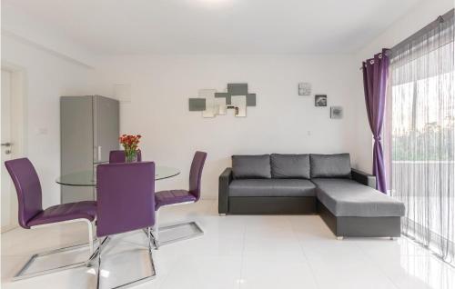 Two-Bedroom Apartment In Podstrana