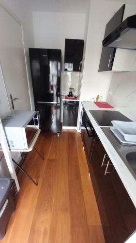 Il comprend une cuisine équipée d'un réfrigérateur et du parquet. dans l'établissement Very Nice Apartment, à Nice