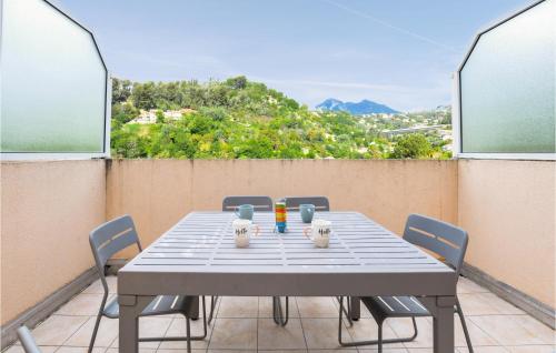 une table et des chaises sur un balcon avec vue dans l'établissement Amazing Apartment In Menton With Wifi, à Menton