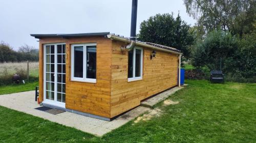 Chalet autonome à louer sur terrain de loisir de 2000m2 avec étang privé