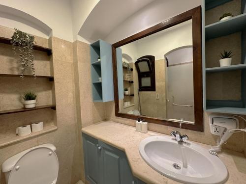 Ένα μπάνιο στο Magical 2BR Ground/Free Pool & Lagoon Access @ElGouna