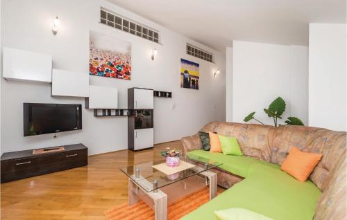 TV a/nebo společenská místnost v ubytování 3 Bedroom Gorgeous Apartment In Kastav