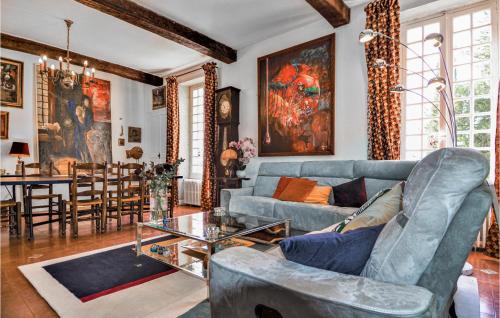 Χώρος καθιστικού στο Amazing Home In Sernhac With Wifi