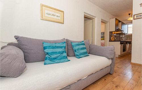 2 Bedroom Beach Front Apartment In Rogoznica