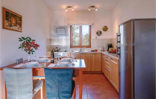 Kuchyň nebo kuchyňský kout v ubytování Two-Bedroom Holiday Home In Bale
