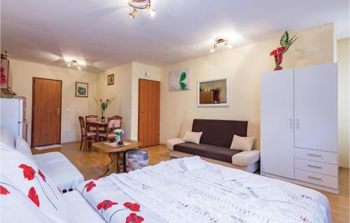 Dapur atau dapur kecil di Cozy Apartment In Rovinj With Wifi