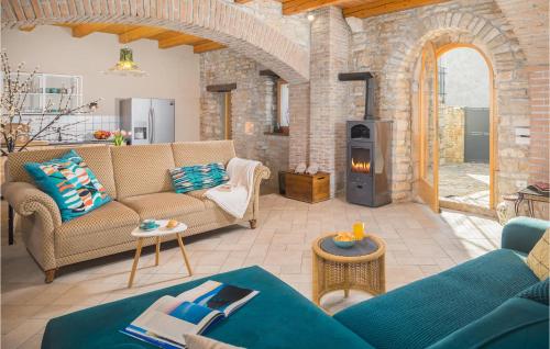 Χώρος καθιστικού στο 2 Bedroom Stunning Home In Puntera