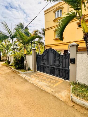 El barrio en el que está el departamento o un barrio cercano