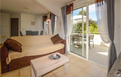 d'un salon avec un lit et une table ainsi que d'un balcon. dans l'établissement Lovely Apartment In Sta Maria Poggio, à Santa-Maria-Poggio