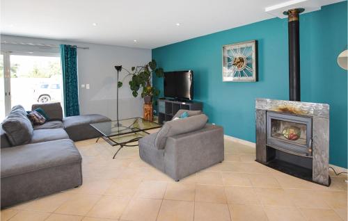 un salon avec deux canapés et une cheminée dans l'établissement Cozy Home In Sorgues With Wifi, à Sorgues