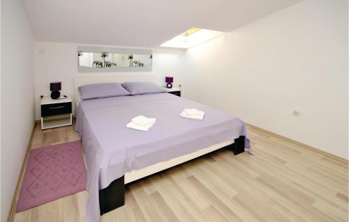 Postel nebo postele na pokoji v ubytování Two-Bedroom Apartment Kastel Kambelovac With Sea View 02