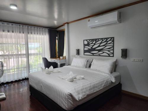 Postel nebo postele na pokoji v ubytování BanFarang - บ้านฝรั่ง