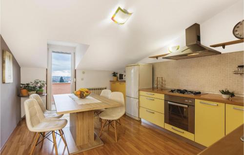 Kuchyň nebo kuchyňský kout v ubytování Apartment Fazana With Sea View 04