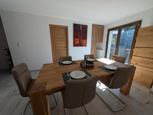 une salle à manger avec une table et des chaises en bois dans l'établissement LE YAMA, à Chamonix-Mont-Blanc