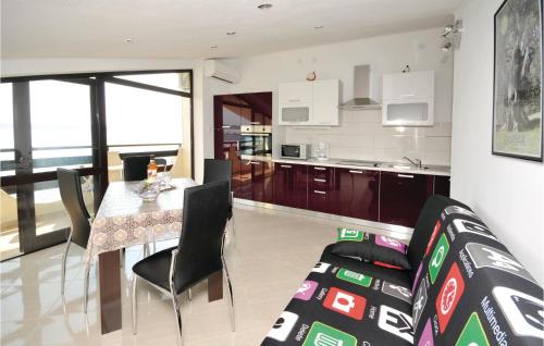 Kuchyň nebo kuchyňský kout v ubytování Two-Bedroom Apartment Kastel Kambelovac With Sea View 02