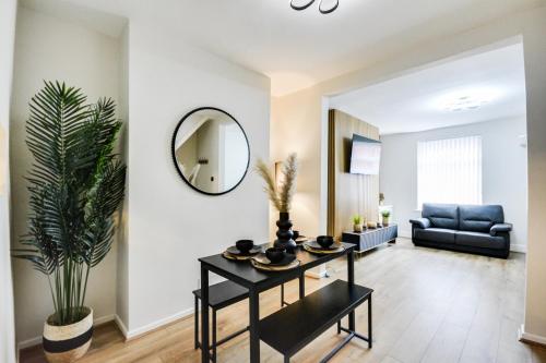 Serene Stays - Free Parking - Free WiFi - Great Location Image