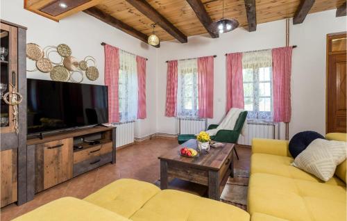 TV a/nebo společenská místnost v ubytování 3 Bedroom Nice Home In Naglici
