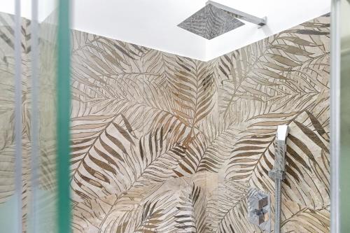 a bathroom with a wall with a mural of leaves at Casa SecondoTelli in Turin
