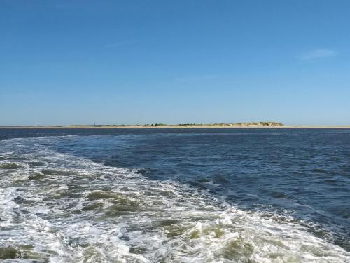 a view of the ocean from a ferry at Drei-Insel-Blick Neßmersiel in Neßmersiel