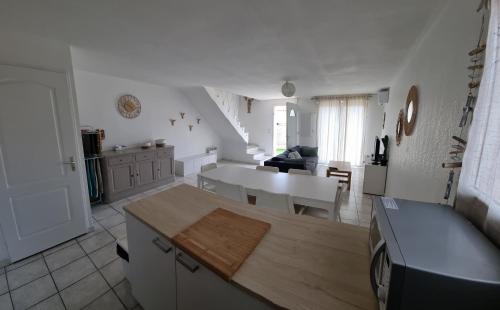 une cuisine et un salon avec une table et une salle à manger dans l'établissement Maison, à Sainte-Marie-la-Mer