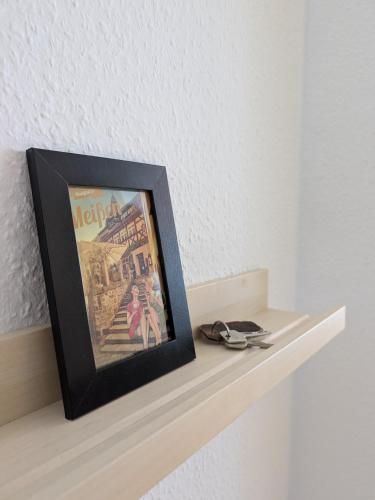a picture sitting on a shelf in a room at Appartement Napoleon in Meißen