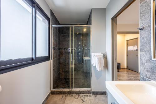 un bagno con doccia e lavandino di La Villa Kazuera a Cilaos