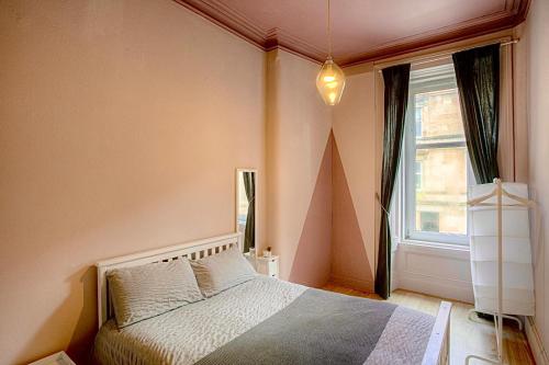 Katil atau katil-katil dalam bilik di Charming 2 Bed Apartment in the heart of the West End