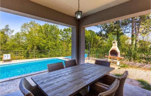 Swimmingpoolen hos eller tæt på Beautiful Home In Gostinjac With Wifi