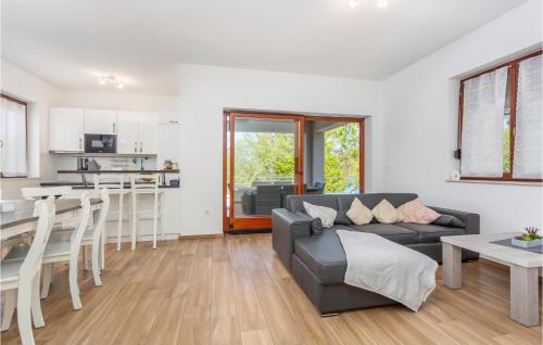 Køkken eller tekøkken på Beautiful Home In Gostinjac With Wifi