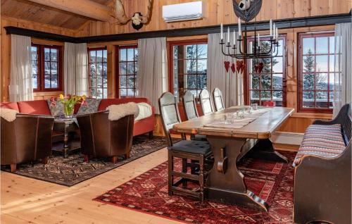 Posezení v ubytování Cozy Home In Lillehammer With Sauna