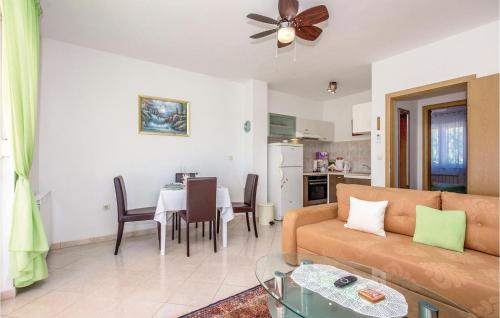 Η κουζίνα ή μικρή κουζίνα στο 1 Bedroom Lovely Apartment In Smrika