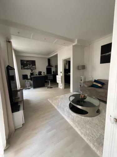 un salon avec un canapé et une table dans l'établissement Appartement Cosy quartier Champs Élysées, à Paris