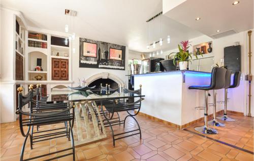 une salle à manger avec une table et des chaises et une cheminée dans l'établissement 4 Bedroom Beautiful Home In Mougins, à Mougins