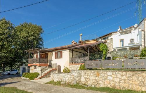 dom z kamienną ścianą w obiekcie 1 Bedroom Cozy Home In Moscenicka Draga w mieście Mošćenička Draga