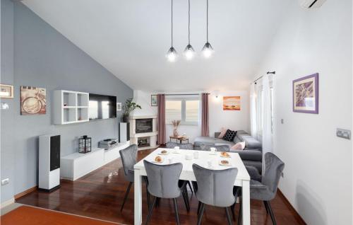 Two-Bedroom Holiday Home In Omis