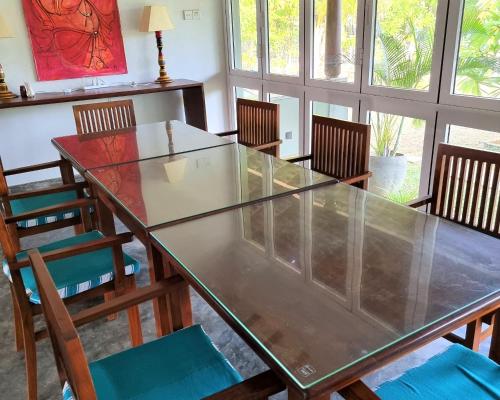 Gambar di galeri bagi Ardeen Villa - superb 3 bedroom beachfront BB for 6, in Ranna- Tangalle- free pick up or drop off for 7 night stays, serviced, taxes included di Tangalle