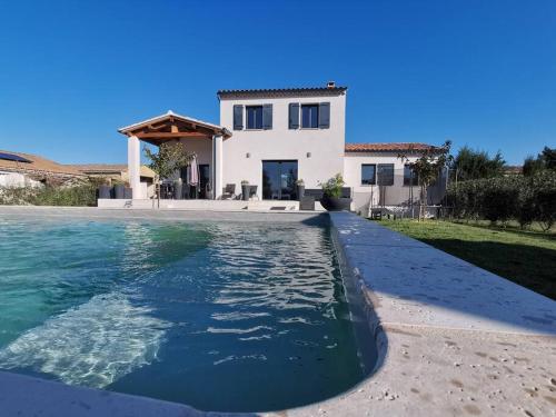 Grande maison avec jardin clos et piscine