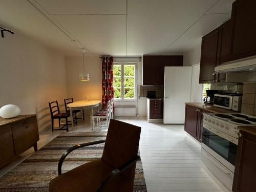 Η κουζίνα ή μικρή κουζίνα στο Vääksyn Mummola