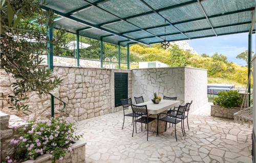 Two-Bedroom Holiday Home In Omis
