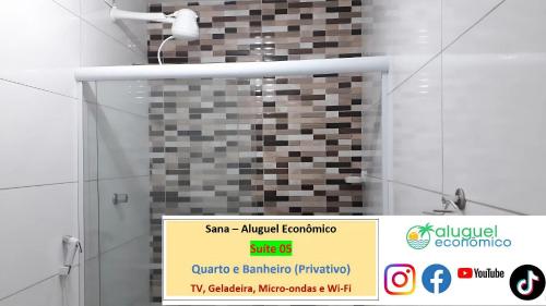 a sign in front of a shower in a bathroom at Sana - Aluguel Econômico in Sana