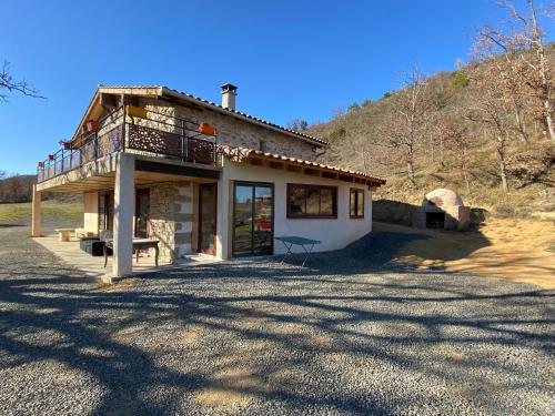 Cette petite maison dispose d'un balcon. dans l'établissement La Grange du Soleil, à Rouvenac