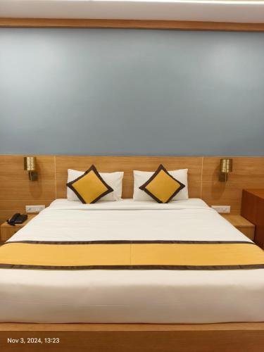 Ένα ή περισσότερα κρεβάτια σε δωμάτιο στο RS Regal Inn-Deoghar